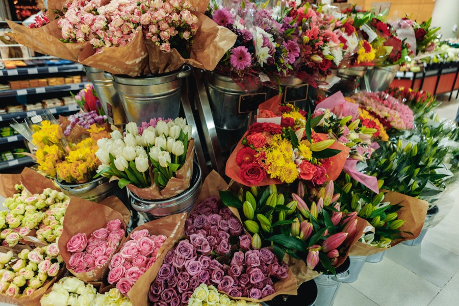 Farbenfrohe Blumenabteilung im Markt mit einer großen Auswahl an frischen Sträußen